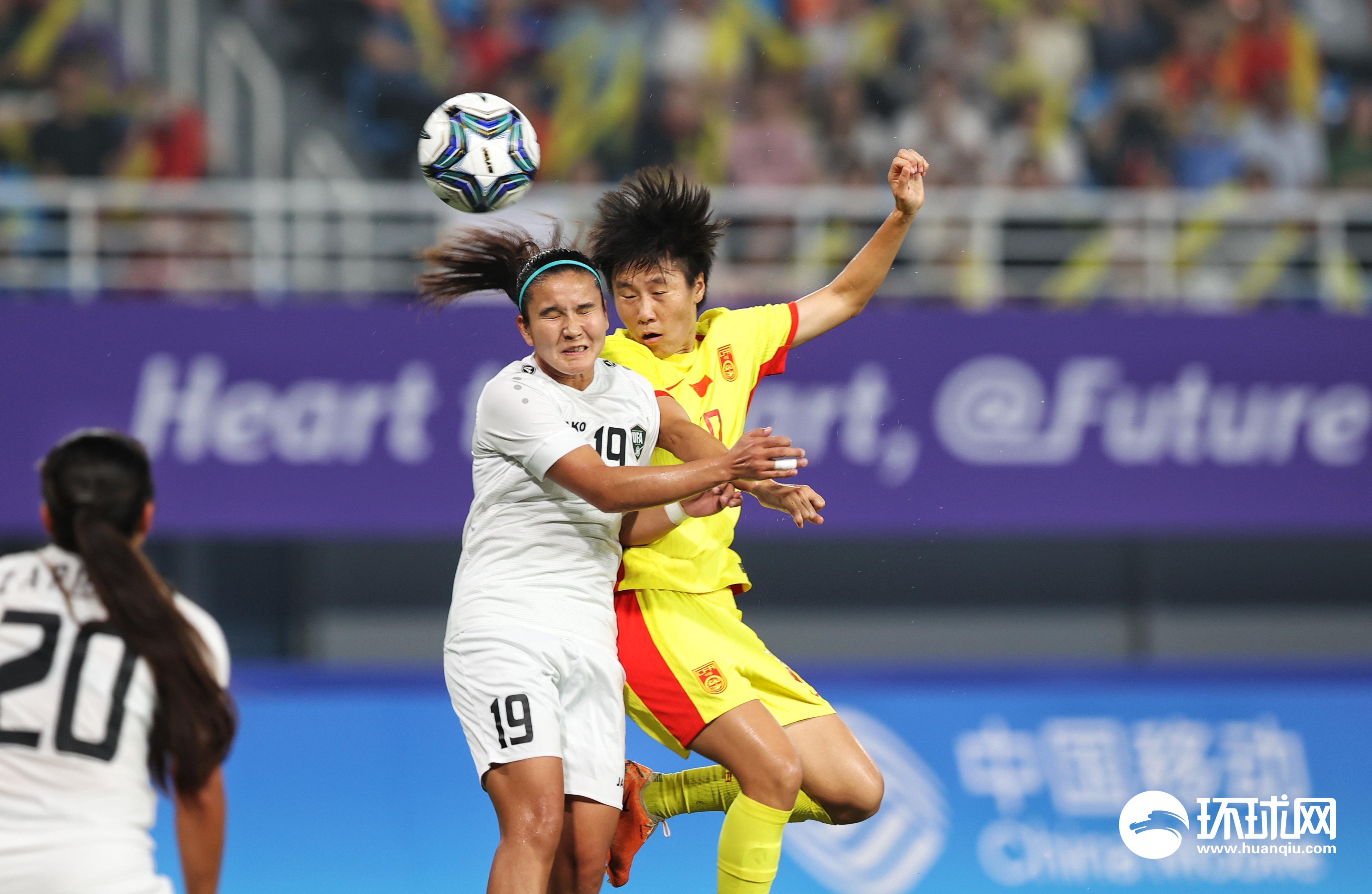 乌兹别克斯坦女足拼尽全力，赢得观众掌声