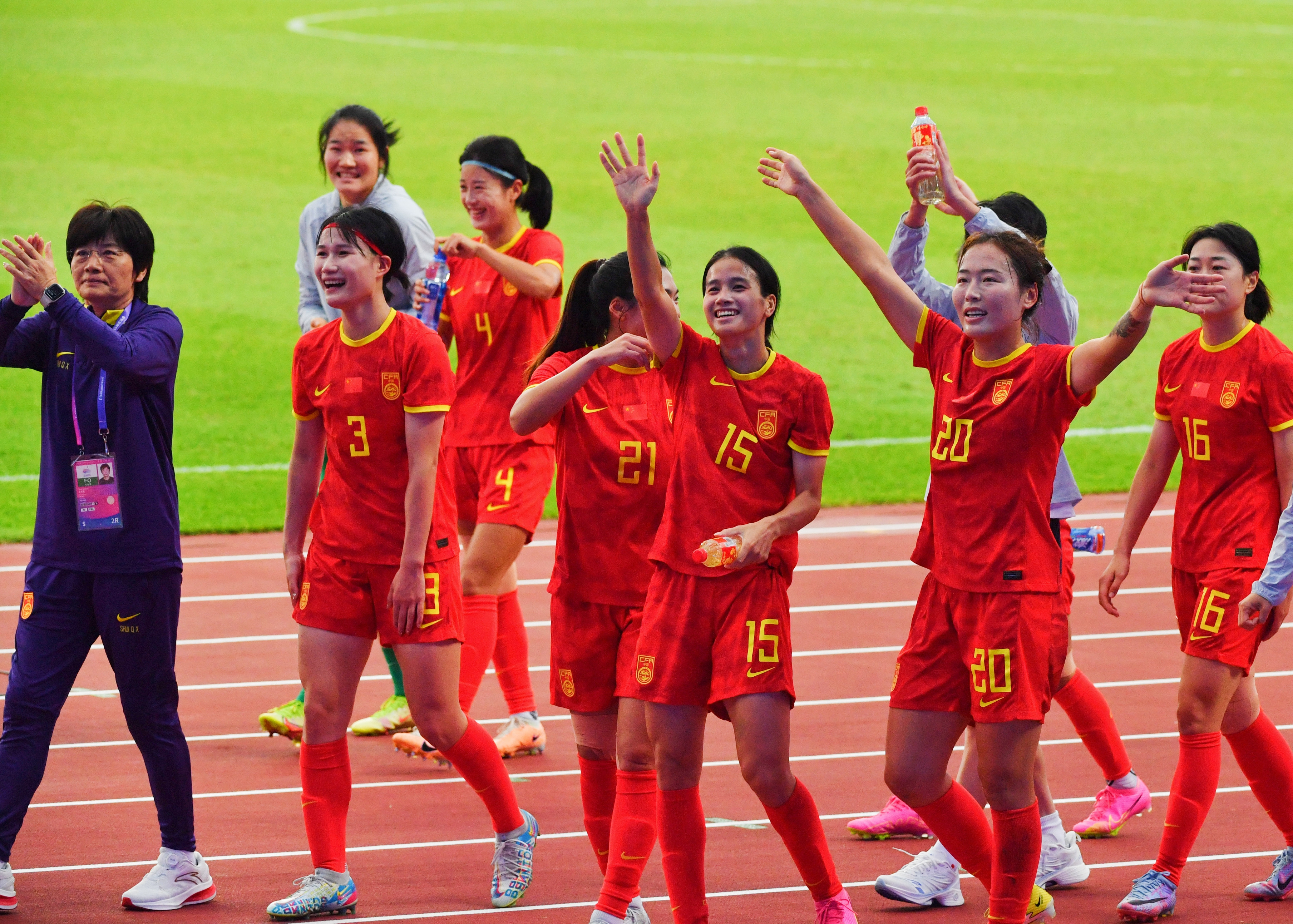 乌兹别克斯坦女足拼尽全力，赢得观众掌声